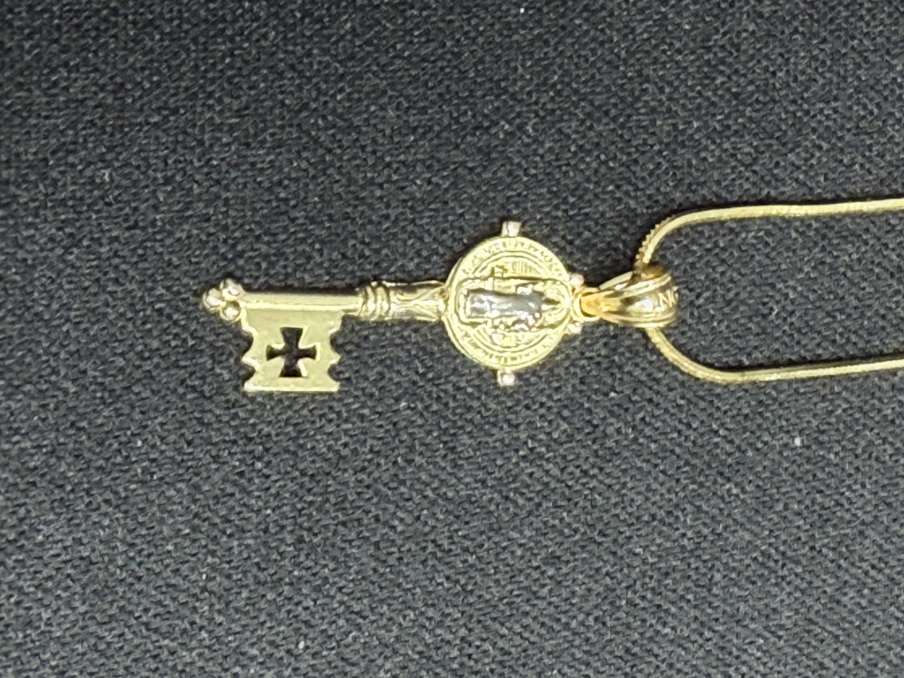Dije de llave con San Benito en oro 10k