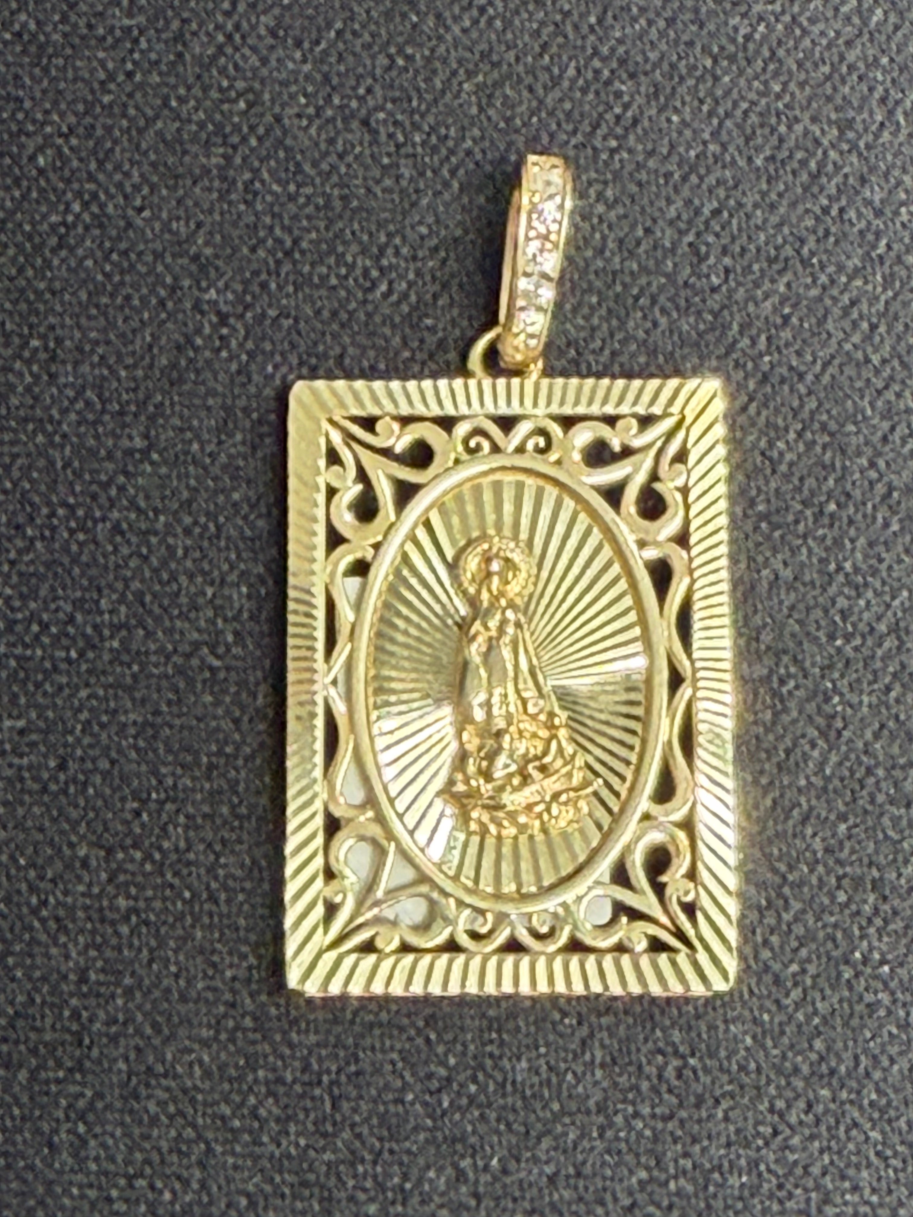 Medalla de La Virgen de La Caridad del Cobre en oro 10k